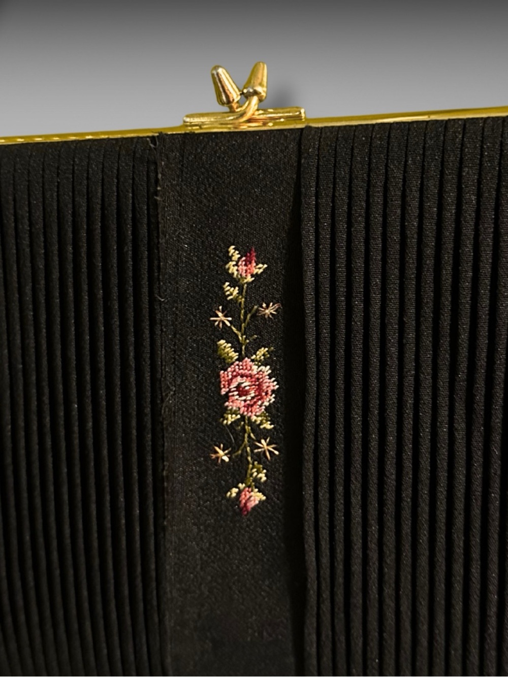 Elegant Vintage Black Embroidered Clutch with Gold Frame - Picture 3 of 9